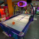...mentre sulla sinistra trovano spazio i primi meravigliosi giochi. Superato il pi� nuovo �air hockey�...